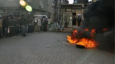 Elektrik Kesintilerini Protesto İçin Ateş Yakıp Yol Kapattılar