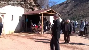Belediye Başkanı Şahin, Mum Yakıp Lokma Dağıttı