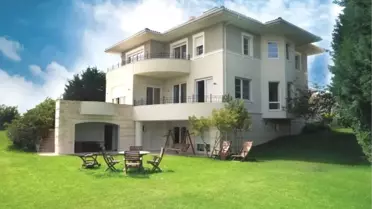 West Wall: Yat Fuarında Marinalı Villa