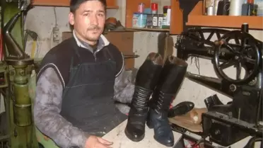 Havran'da Genç Usta Efe Çizmesi Yapıyor