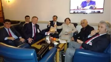 AK Parti'li Ünal, Elma Cipsini Milletvekillerine Tanıttı