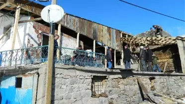 Evi Yanan Vatandaşın Evini Köylü Sakinleri Birleşerek Yeniden Yaptı