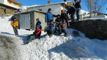 Köyde Yaşayan Çocukların Kızak Keyfi