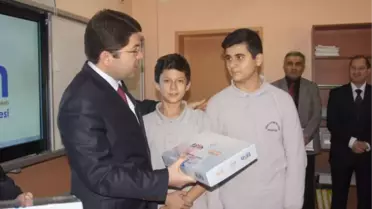 Milletvekili Tunç Öğrencilere Tablet Bilgisayar Dağıttı