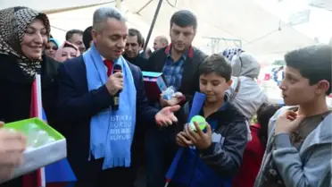 Seçim Otobüsünü Coşkuyla Selamladılar