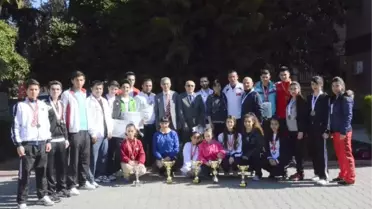 Hadi, Karatede Madalyalı Sporcuları Kabul Etti