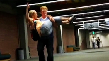 Youtube Fenomenleri, Yoldan Geçen Kızları Kucakladı