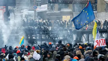 Ukrayna'da Göstericiler Polis Oluyor