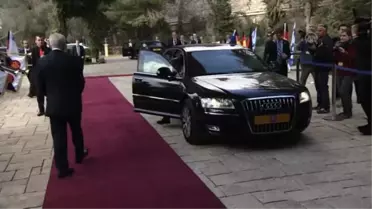 İsrail Cumhurbaşkanı Peres, Merkel'e Devlet Nişanı Verdi
