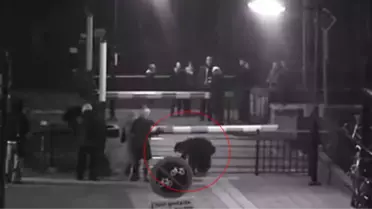 Dikkatsiz Kadın Trenin Altında Kalmaktan Son Anda Kurtuldu