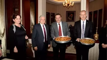 Boşnaklardan Aldırmaz'a Pita Börekli ve Tatlılı Teşekkür Ziyareti