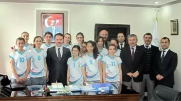 Voleybolculardan Kaymakam Türker'e Ziyaret