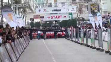 Yüksek topuklu ayakkabılarıyla koştular -
