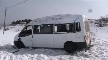 Ardahan'da Öğretmen Servisi Şarampole Devrildi: 12 Yaralı