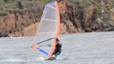 Buz Gibi Havada Rüzgar Sörfü Yaptılar