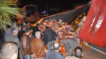 Mersin'de Narenciye Yüklü Tır Yola Devrildi
