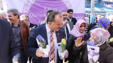 Kadınlar Günü'nde Bağcılarlılara Toplam 20 Bin Sümbül Dağıtıldı