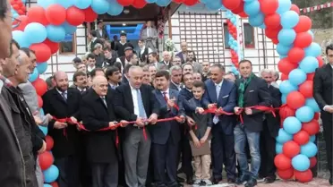 Trabzonsporlu Futbolcular Okul Açılışına Katıldı