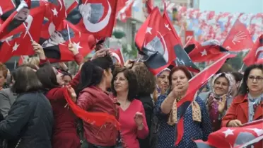 CHP'li Mumcu, Turgutlu'da Kadınlara Karanfil Dağıttı