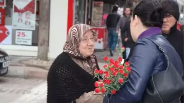 Kırklareli Belediyesi'nden Kadınlara Karanfil