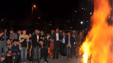 Diyarbakır Yenişehir'de İlk Newroz Ateşi Yakıldı