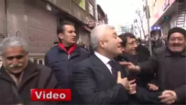 Tuncay Özkan, Berkin Elvan'ın Yaralandığı Yere Çiçek Bıraktı