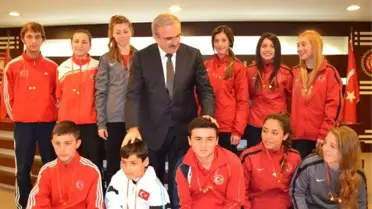 Şampiyonlar Ödüllendirildi