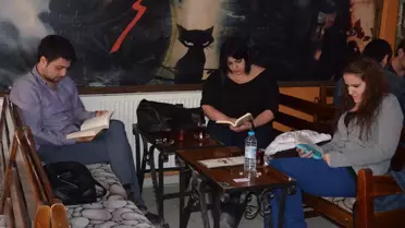 Bu Kafede Kitap Okuyana Çay Bedava