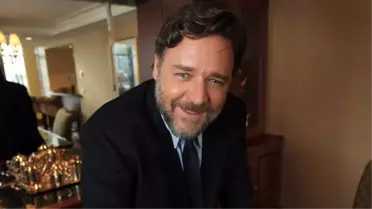 Russell Crowe, Seti Tlos'a Taşıdı