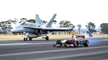 Formula 1 ve F18 Savaş Jeti Yarıştı!