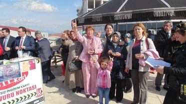 Üniversiteli Öğrenciler Şehitler İçin Lokma Dağıttı