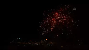 Kırım'ın Rusya'ya bağlanmasını havai fişeklerle kutladılar -