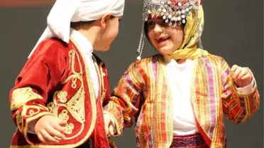 Miniklerin Oyunları Salondakileri Güldürdü