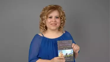 Ayşe Paslanmaz 'Yaşa Sevdiğim' Adlı Şiir Kitabını Çıkarttı