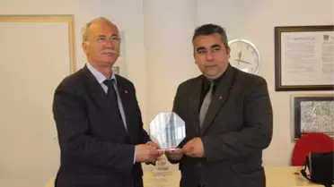 Burhaniye'de Muhtarlara Plaket