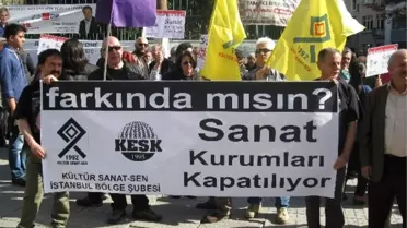 Tiyatrocular, Dünya Tiyatro Günü'nde Beyoğlu'nda Eylem Yaptı