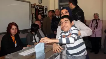 Edirne'de Yaşlılar ve Engelliler Oylarını Yakınları Nezaretinde Kullandı