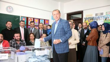 Başbakan Erdoğan Trabzon'da Oy Kullandığı Okulda İntihar Eden Vatandaş İçin Duyduğu Üzüntüyü Dile...