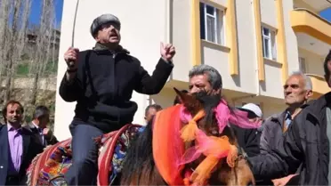 Yeni Başkan Seçim Zaferini At Binip Kılıç Kuşanarak Kutladı