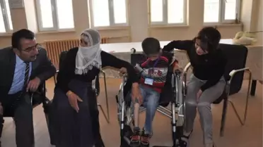 Bedensel Engelli Çocuk Tekerlekli Sandalyesine Kavuştu