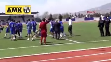 Antrenör Kavga Eden Oyuncusuna Tokatladı