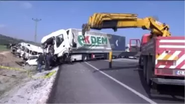 Tır 2 Araca Çarptı: 10 Ölü, 11 Yaralı