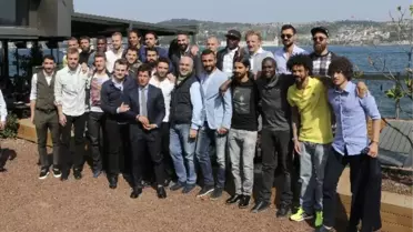 Fenerbahçeli Futbolcular ve Teknik Heyet Yemekte Bir Araya Geldi