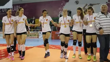 Şampiyonluğu Kolbastı ve Horon Oynayarak Kutladılar