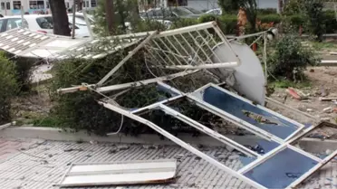 Bilecik'te Şiddetli Rüzgar Ahşap Evin Üçüncü Katını Yıktı