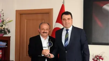 Makine Mühendisi Karahasan'a, Meslekte 25. Yıl Plaketi