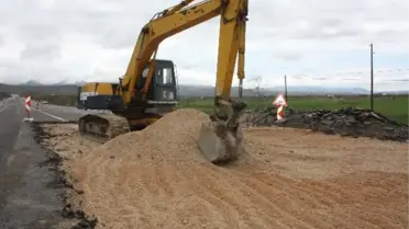 Elazığ Sivrice Karayolunda Yol Yapım Çalışmaları Devam Ediyor