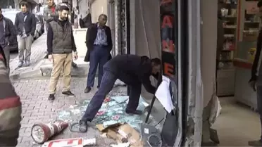 Otomobil Kaldırımda Top Oynayan Çocukların Arasına Daldı