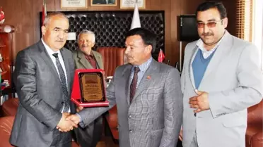 Başkan Talu'ya Cami Yaptırma Derneğinden Plaket