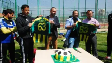 Futbolculara Top Şeklinde Pasta Sürprizi
